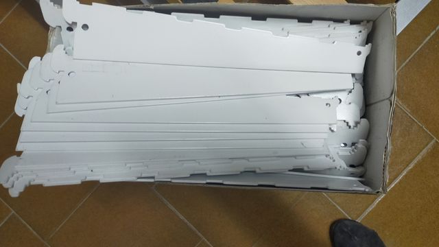 Estantería metálica anclada a pared