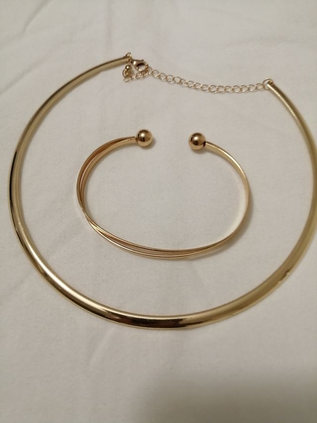 Gargantilla y pulsera doradas