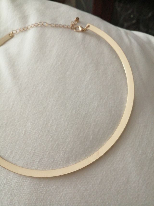 Gargantilla y pulsera doradas