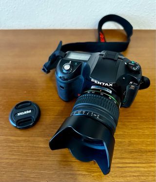 Cámara reflex digital PENTAX K10D y objetivo SIGMA