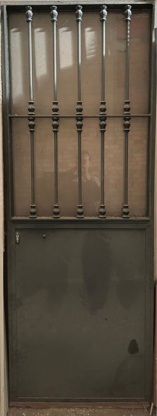 puerta de hierro