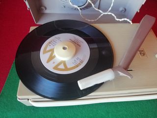 MINI PORTATIL TOCADISCOS. EN EXCELENTE ESTADO.