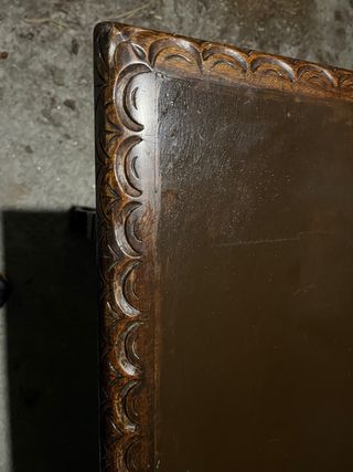 Mesa antigua de castańo  tallada.