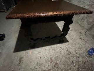 Mesa antigua de castańo  tallada.