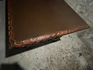 Mesa antigua de castańo  tallada.