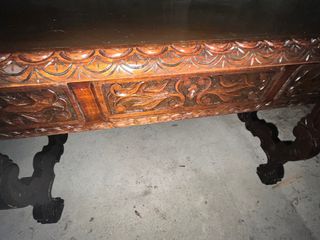 Mesa antigua de castańo  tallada.