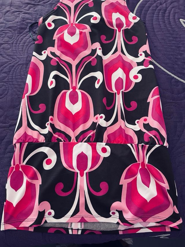 Camiseta marrón con estampados fucsia