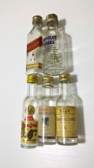 Bottiglie Mignon Da Collezione Di Super Alcolici