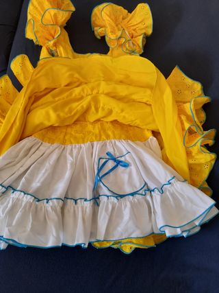 Bonito y alegre traje corto niña