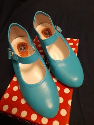 Bonito y alegre traje corto niña