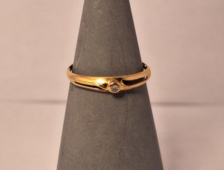Solitario en oro de 18k y punta de diamante
