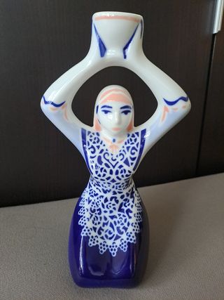 Figura Sargadelos Mujer homenaje al vino