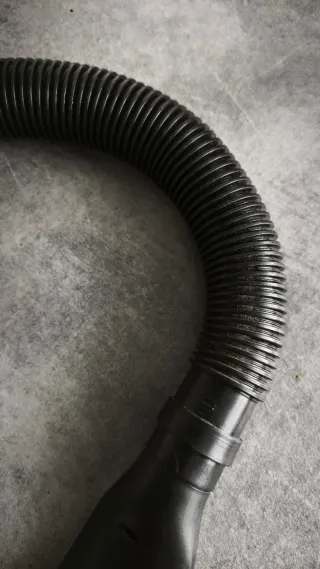 Aspiradora de mano Taurus con enchufe.