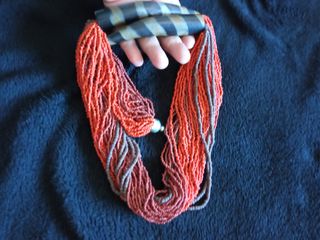 Collar coral y marfil 
