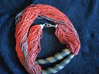 Collar coral y marfil 