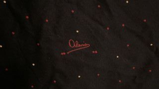 Tessuto blu con disegni floreali