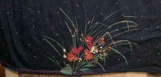 Tessuto blu con disegni floreali