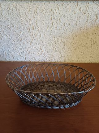 Cesto de metal.