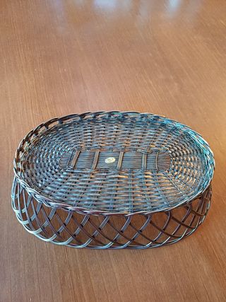 Cesto de metal.