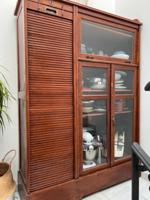 Antiguo mueble de oficio restaurado