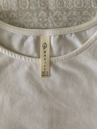 Croptop blanco con detalle desigual 