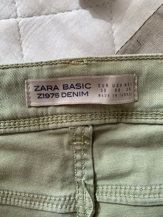 Jeans pistacho desflecado, Zara.