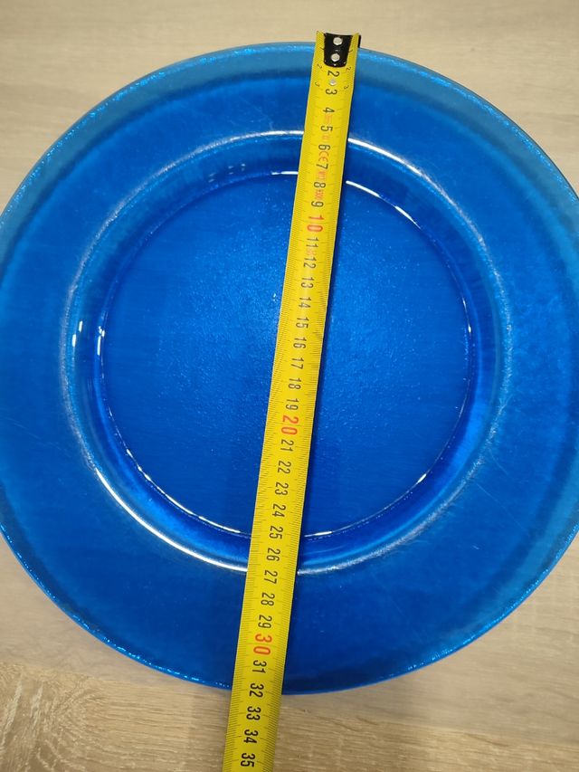 Dos platos decorativos o bandejas azules