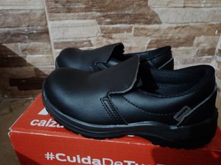 Zapatos de cocina y camarera,
