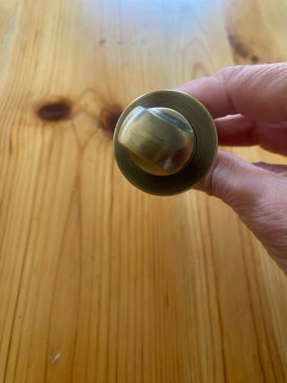 condena de puerta color bronce