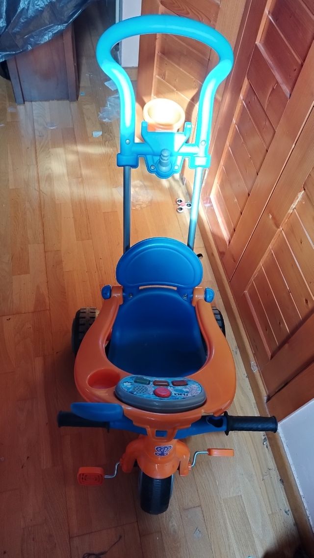 Correpasillos triciclo Feber muy poco uso