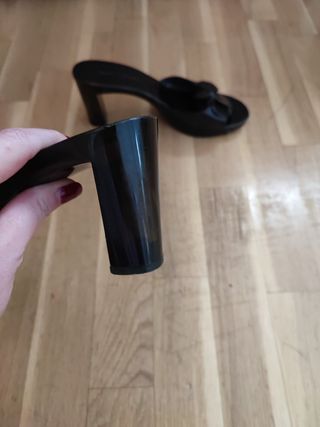 Sandalias medio tacón negro