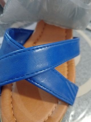 Sandalias azules bajas