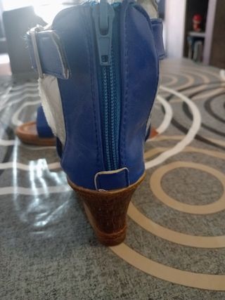 Sandalias azules bajas