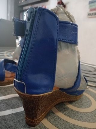 Sandalias azules bajas