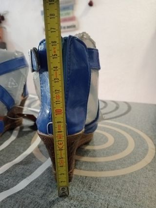 Sandalias azules bajas