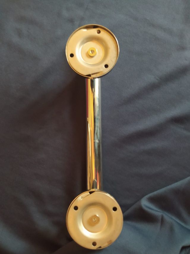 Asa cromada grande fijación pared