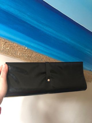 Bolso charol negro Loreal estilo clutch