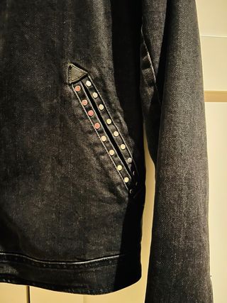 cazadora vaquera ZARA con remaches metalicos
