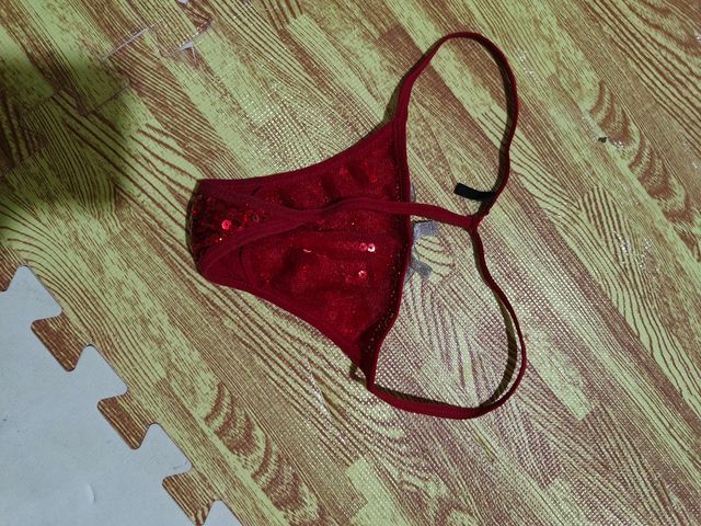 1.Tanga Rosso con pajettes
