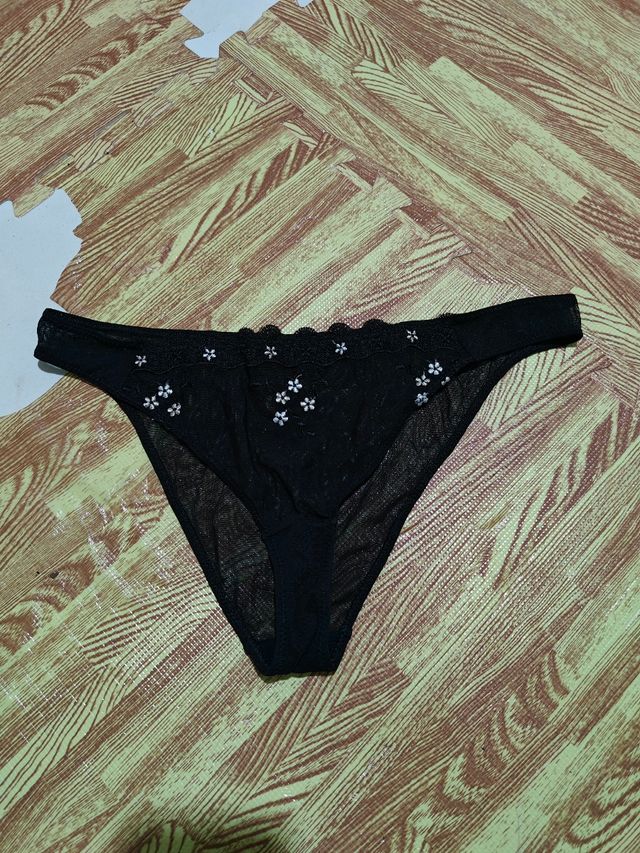 3.Perizoma nero con fiori