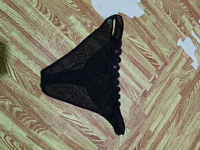 3.Perizoma nero con fiori