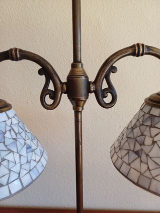 Lámpara sobre mesa italiana.