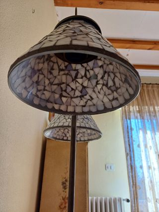 Lámpara sobre mesa italiana.