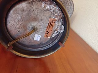 Lámpara sobre mesa italiana.