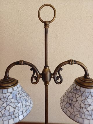 Lámpara sobre mesa italiana.