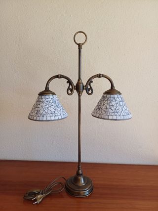 Lámpara sobre mesa italiana.