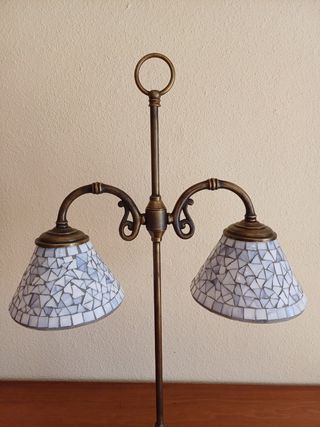 Lámpara sobre mesa italiana.