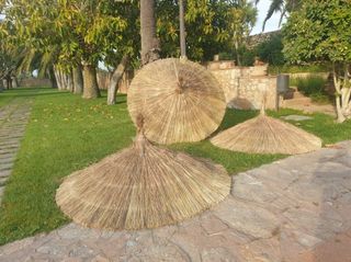 Sombrillas pergolas de brezo mimbre