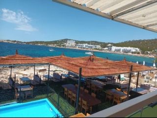 Sombrillas y chiringuitos