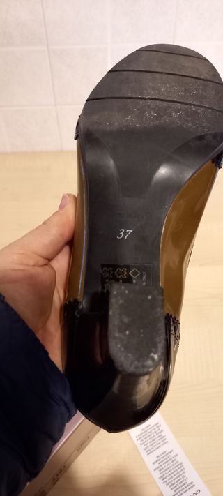 Scarpe in pelle verniciate con tacchi